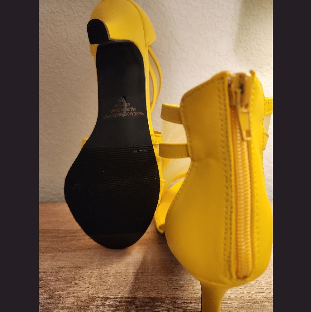 Cut Out Mesh Yellow Booties - Picture 3 of 3